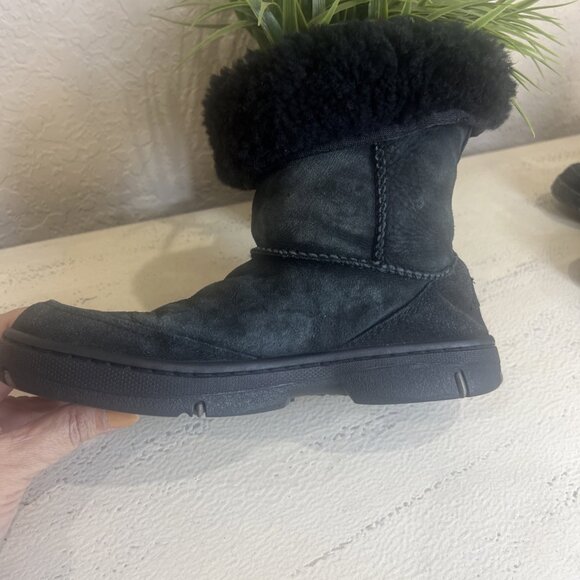 UGG Australia Women’s Ultra Short Boots Black Fur Trim Pull On Size 7 US - Picture 6 of 9